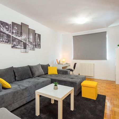Laveruda Apartment With Balcony And Free Parking Pula Buitenkant foto