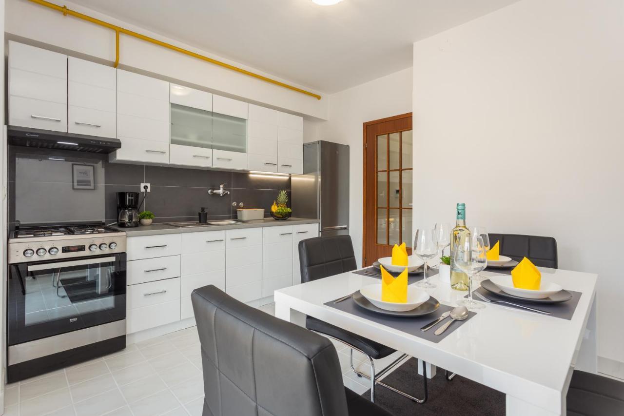 Laveruda Apartment With Balcony And Free Parking Pula Buitenkant foto