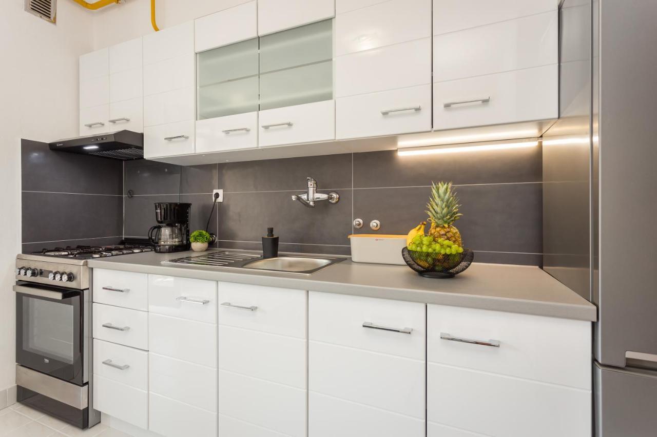 Laveruda Apartment With Balcony And Free Parking Pula Buitenkant foto
