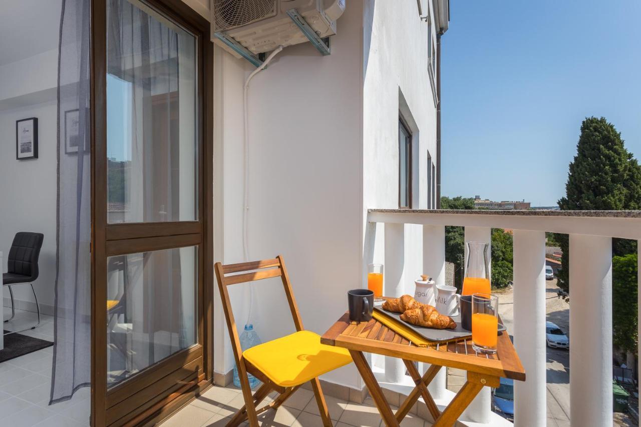 Laveruda Apartment With Balcony And Free Parking Pula Buitenkant foto